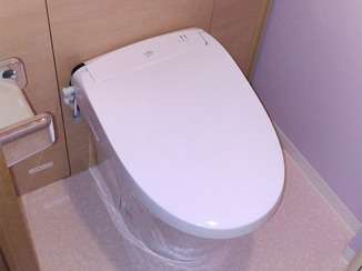 トイレリフォーム すっきり小物を隠せるキャビネット付きトイレ