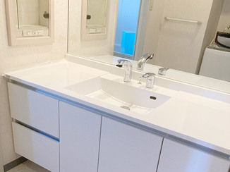 洗面リフォーム 大きな鏡を活かした、清潔感のある白い洗面化粧台