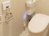 トイレリフォームコンパクトな手洗器とタンクレストイレのすっきりレストルーム