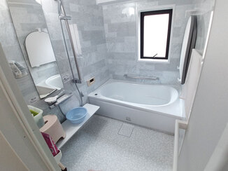 バスルームリフォーム 床ワイパーが付いたお掃除しやすい浴室と明るい洗面所