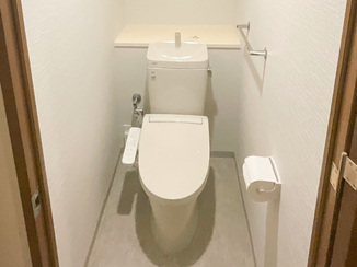 トイレリフォーム 白で統一した、明るく清潔感のあるトイレ