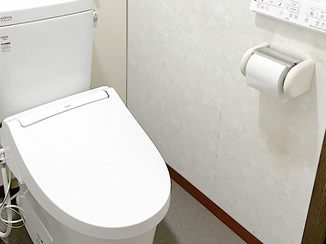 トイレリフォーム オート開閉機能付きのシャワートイレと人感照明で便利なレストルーム